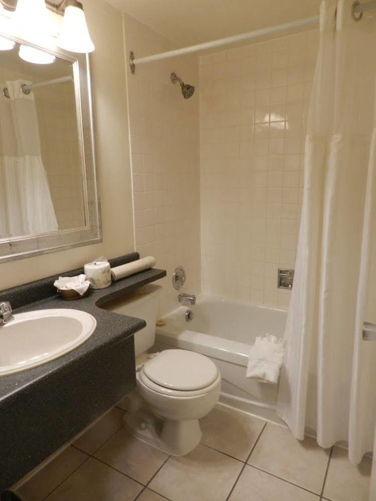 Arbutus Motel 2*